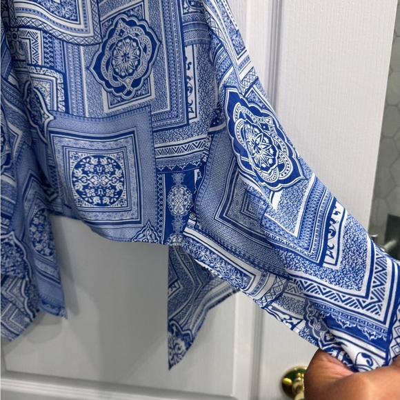 2/30$ Blue and White Patterned Sleeveless Top. Ptp 19” - Picture 6 of 6